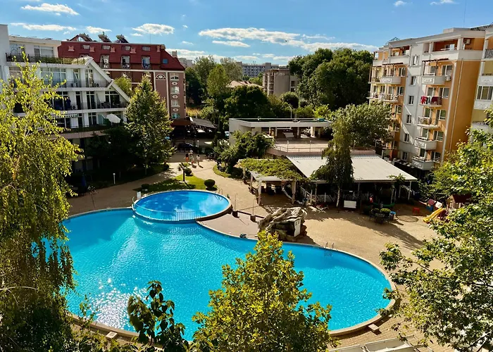Two-bed Flat In Sunny With Pool View Apartament