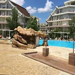 Two-bed Flat In Sunny With Pool View 아파트