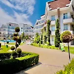 Two-bed Flat In Sunny With Pool View 써니비치