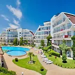 Two-bed Flat In Sunny With Pool View 아파트 써니비치