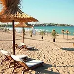 아파트 Two-bed Flat In Sunny With Pool View *