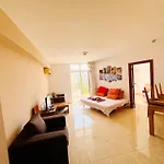Two-bed Flat In Sunny With Pool View 아파트 써니비치