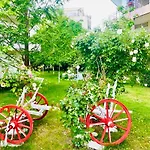 Two-bed Flat In Sunny With Pool View 아파트 *