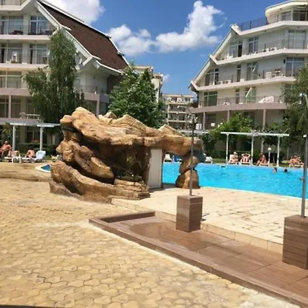 Two-bed Flat In Sunny With Pool View דירה