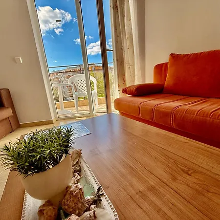 Two-bed Flat In Sunny With Pool View 아파트 써니비치