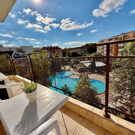 Two-bed Flat In Sunny With Pool View 아파트 *