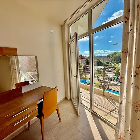 Two-bed Flat In Sunny With Pool View 아파트 써니비치