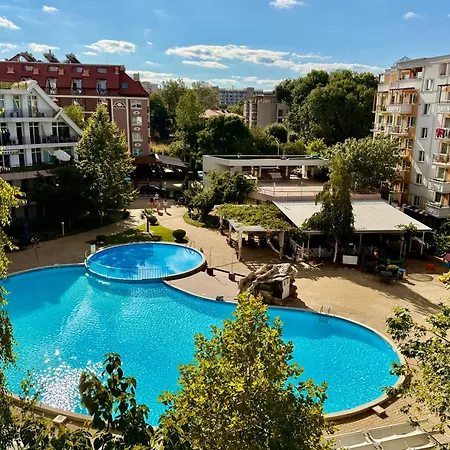 Two-bed Flat In Sunny With Pool View 아파트