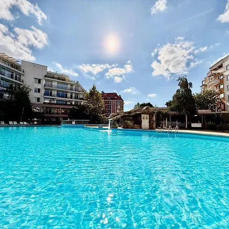Two-bed Flat In Sunny With Pool View 아파트 써니비치