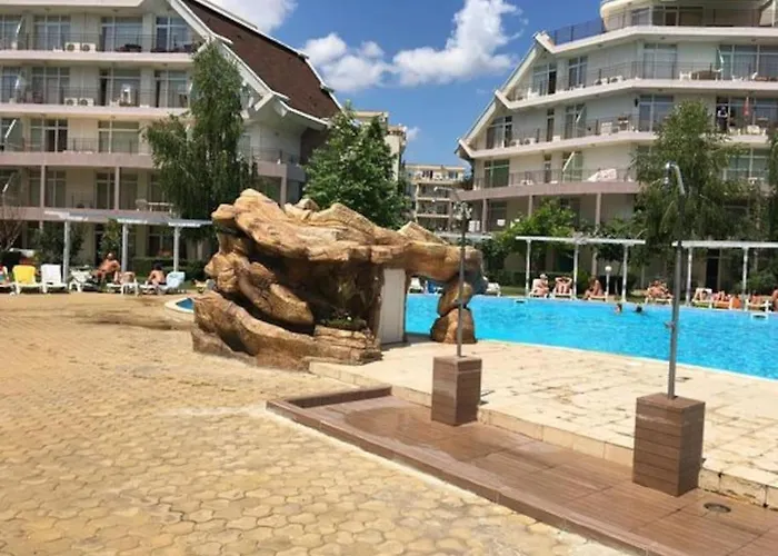 Two-bed Flat In Sunny With Pool View Appartement