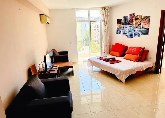 Two-bed Flat In Sunny With Pool View *