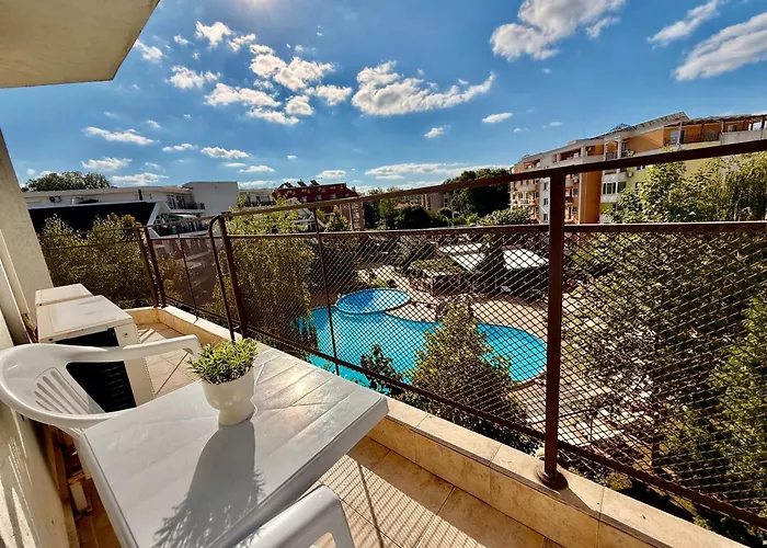 Two-bed Flat In Sunny With Pool View Appartement *