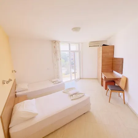 Two-bed Flat In Sunny With Pool View