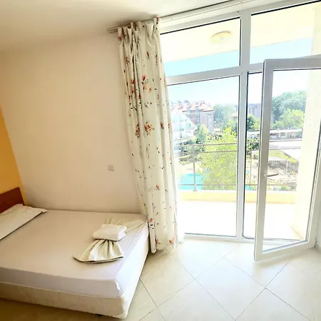 Apartment Two-bed Flat In Sunny With Pool View Slantschew brjag